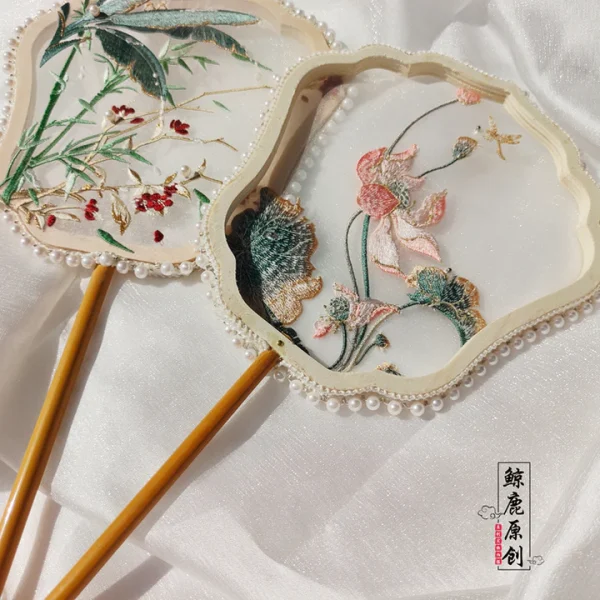 Single-sided embroidered summer lotus fan with pearl inlay