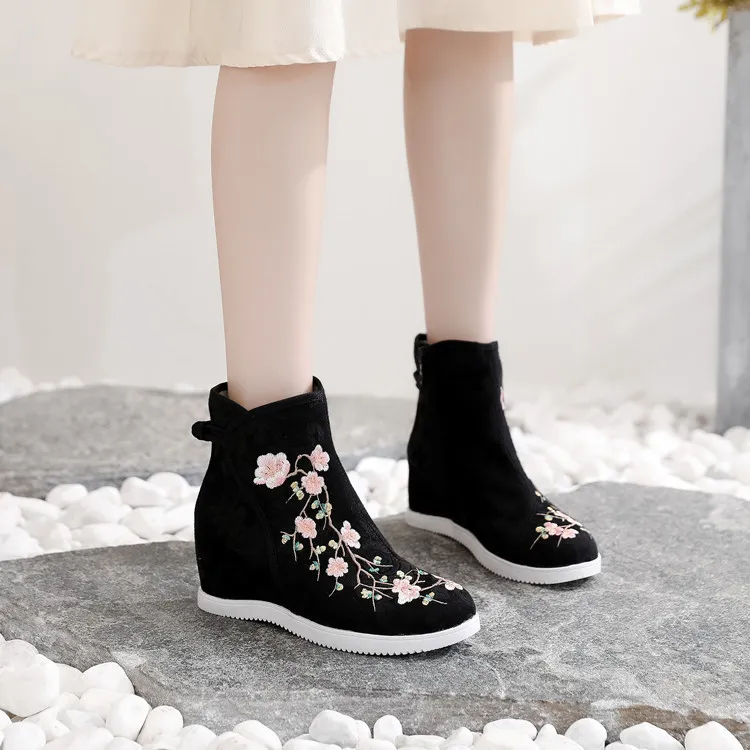 Ancient Chinese Style Embroidered Hanfu Boots for Women