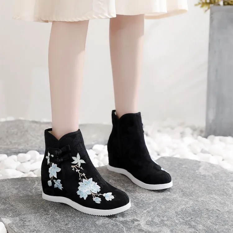 Ancient Chinese Style Embroidered Hanfu Boots for Women