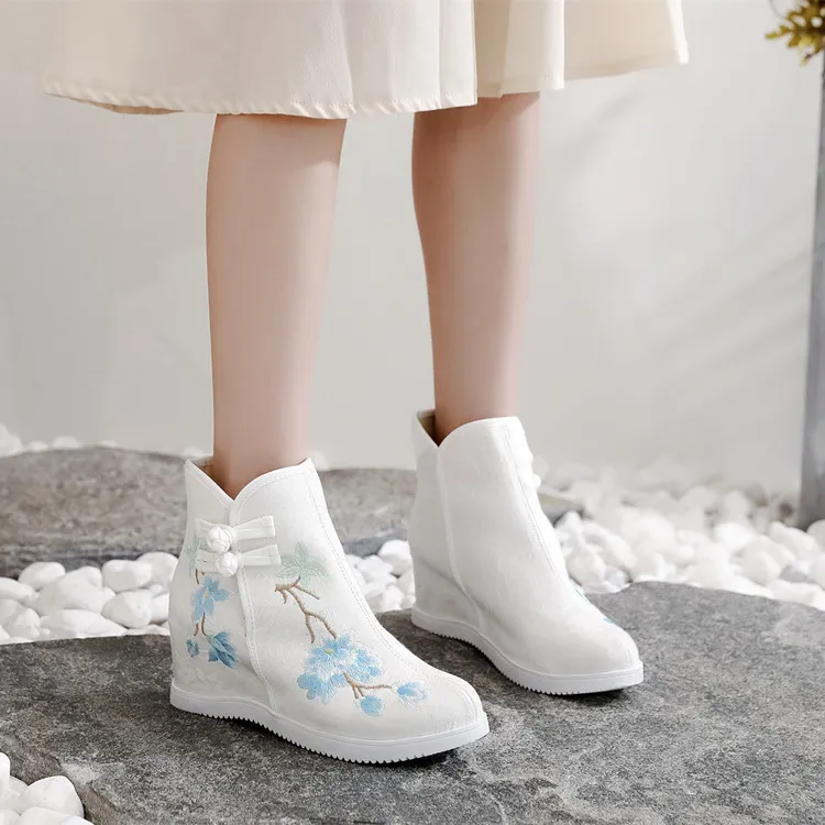 Ancient Chinese Style Embroidered Hanfu Boots for Women
